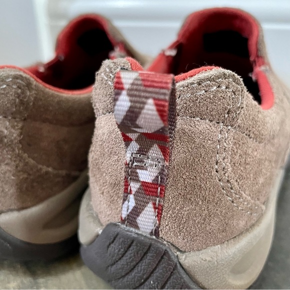 L.L.Bean• Kid’s Size 1•Tan Suede Uppers•Easy Slip-On Styling•Traction Grip Sole - Picture 6 of 9